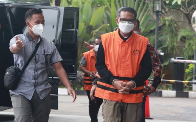 Tersangka Gubernur Sulsel nonaktif Nurdin Abdullah (kanan) bersiap menjalani pemeriksaan di Gedung Komisi Pemberantasan Korupsi (KPK), Jakarta, Jumat (5/3). Reno Esnir/Antara - Image