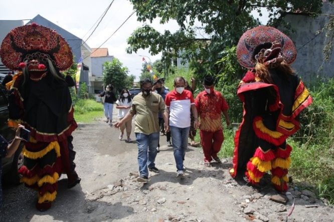 Wakil Wali Kota Surabaya Armuji disambut kesenian reog saat meresmikan Sanggar Anak Merdeka Indonesia (Samin) di Perumahan Gunung Anyar Emas, Surabaya, Sabtu (27/3). Humas Pemkot Surabaya/Antara - Image