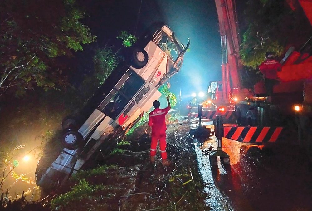 BUTUH ALAT BERAT: Petugas mengevakuasi bus Sri Padma Kencana yang jatuh ke jurang sedalam 20 meter di Desa Sukajadi, Sumedang, tadi malam. Seluruh korban selamat dirawat di RSUD Sumadang. (AGUN GUNAWAN/RADAR SUMEDANG) - Image