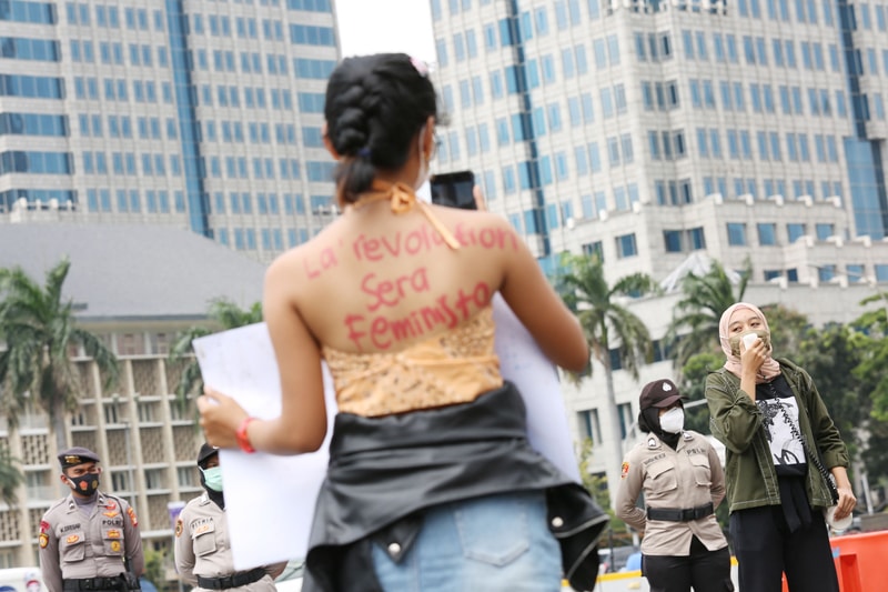 AKSI HARI PEREMPUAN SEDUNIA: Sejumlah aktivis perempuan Mahardika melakukan aksi di kawasan Patung Kuda Arjuna, Wijaya, Jakarta, Senin (8/3). (MIFTAHULHAYAT/JAWA POS) - Image