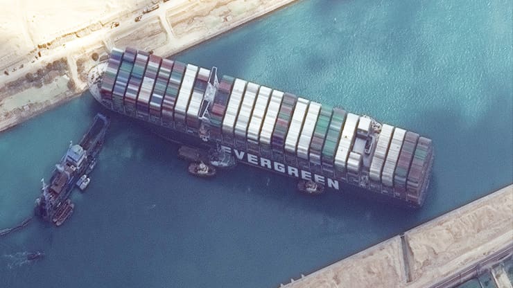 kapal kontainer raksasa Ever Given kandas dan memblokir lalu lintas di Trusasn Suezsejak Selasa (23/3). Foto: Maxar Technologies/CNBC - Image