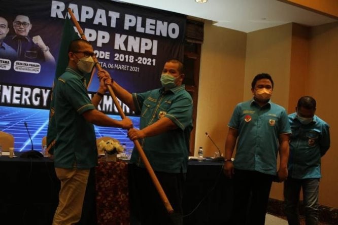 Wakil Ketua Umum DPP KNPI Ahmad Andi Bahri (dua kiri) menyerahkan bendera pataka KNPI kepada Mustahuddin (kiri), disaksikan Sekretaris Jenderal Jackson Kumaat (dua kanan), A. Hehanusa (kanan) seusai rapat rapat pleno DPP KNPI Periode 2018–2021 di Jakarta, - Image