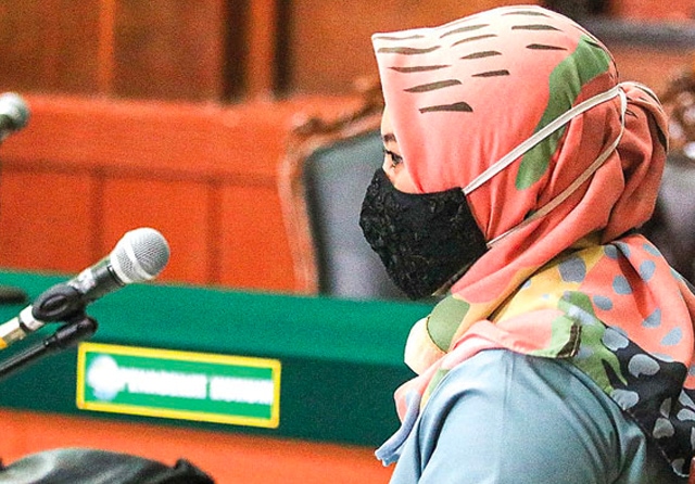 TEMAN KERJA: Milia Septiningtyas memberikan keterangan sebagai saksi untuk teman sekantornya, Dyan Wiendha Murti, di PN Surabaya. (Dimas Maulana/Jawa Pos) - Image