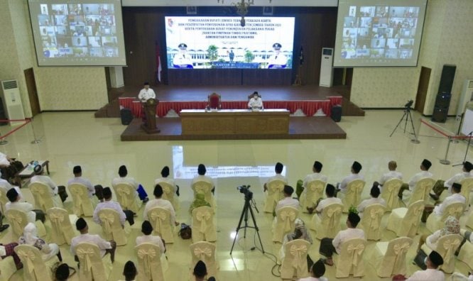 Bupati Jember Hendy Siswanto dan Wakil Bupati Jember M. Balya Firjaun Barlaman melantik 361 pejabat baik secara daring dan luring di Pendapa Wahyawibawagraha Jember, Jumat (12/3). Diskominfo Jember/Antara - Image