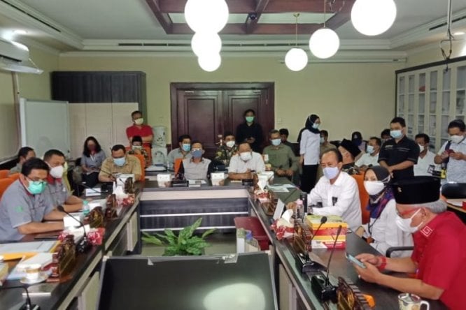 Rapat dengar pendapat terkait pencemaran udara debu pabrik di ruang Komisi A DPRD Surabaya, Senin (1/3). DPRD Surabaya/Antara - Image