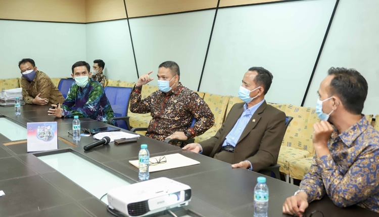 DISKUSI: Perwakilan Komisi Yudisial saat berbincang dengan kru redaksi Jawa Pos di Graha Pena Surabaya kemarin. (ALFIAN RIZAL/JAWA POS) - Image