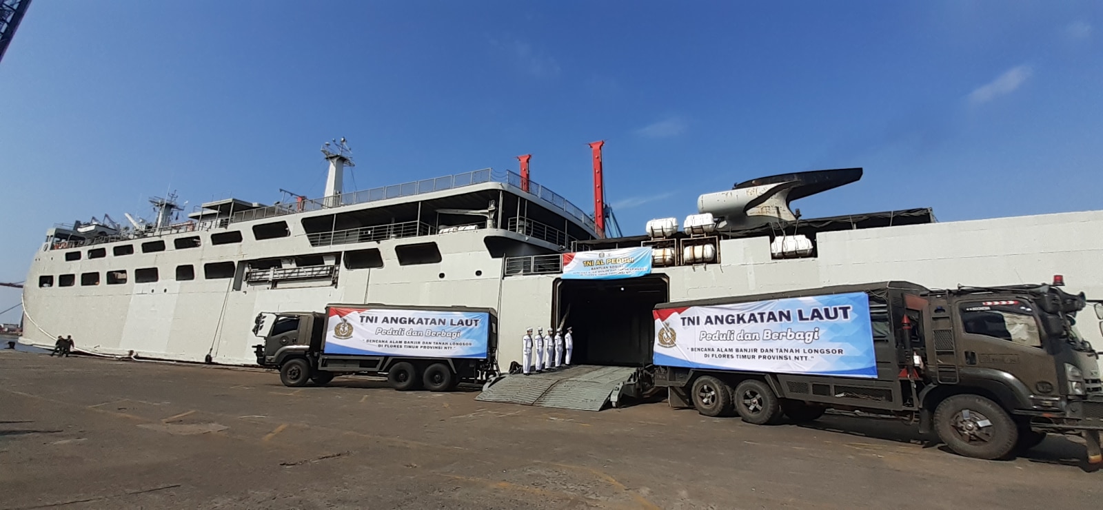 Foto: Sahrul Yunizar/Jawa Pos MISI KEMANUSIAAN. KSAL Laksamana TNI Yudo Margono melepas KRI Tanjung Kambani-971 untuk mengirim bantuan bagi korban gempa di NTT. - Image