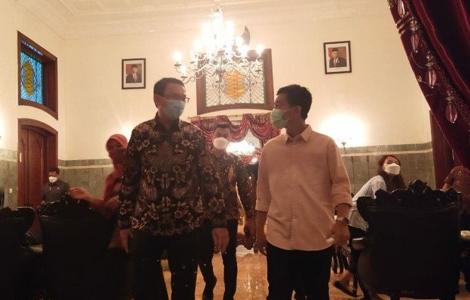 Ahok dan Gibran saat berada di rumah dinas Loji Gandrung Solo, Rabu (7/4). Aris Wasita/Antara - Image