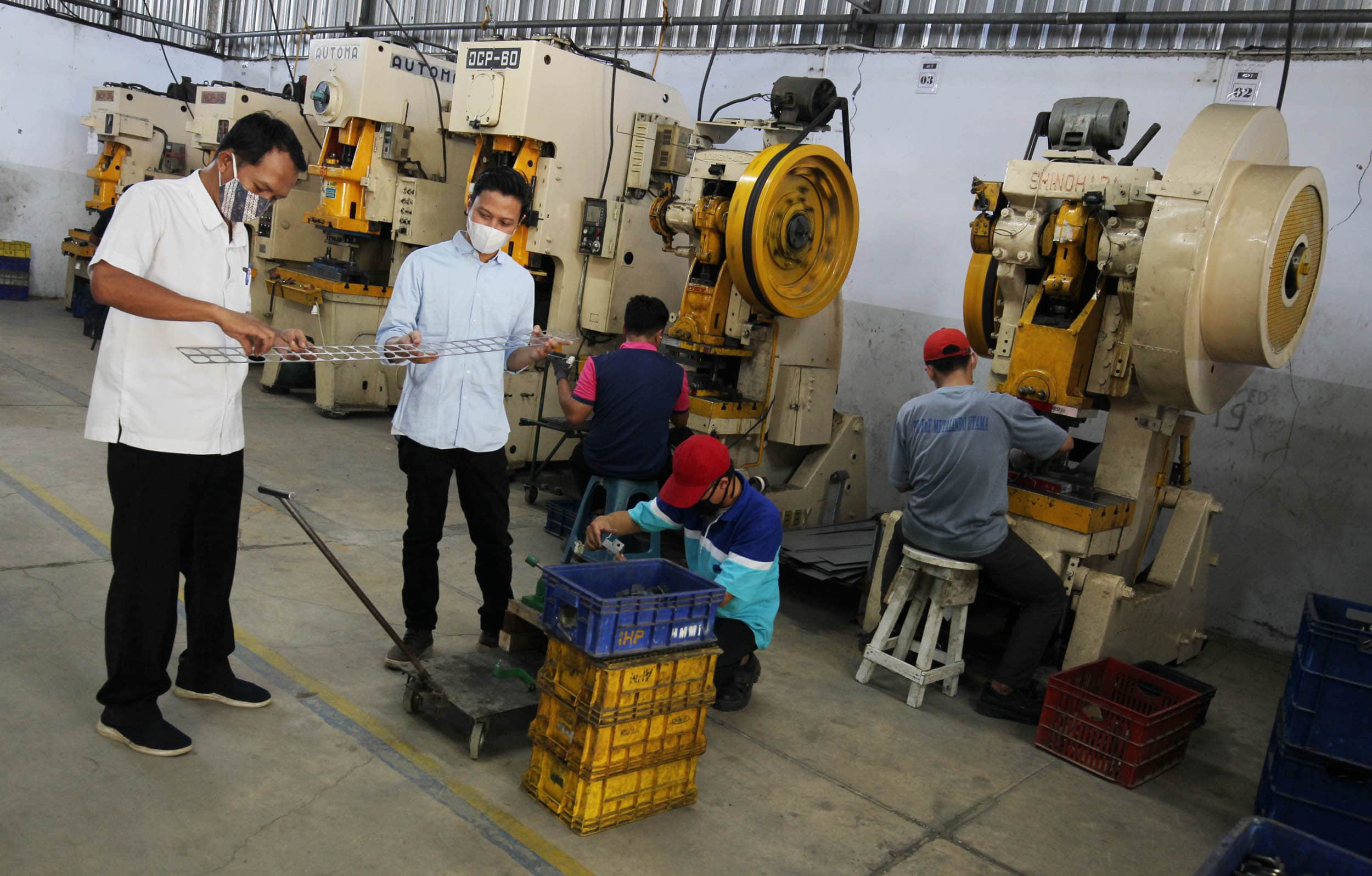 YDBA SUPPORT UMKM TEGAL : Koordinator Lembaga Pengembangan Bisnis Tegal, Suyanto (kiri) bersama Direktur PT. FNF Metalindo Utama, Faizal Amri Elfas (kanan) saat mengamati hasil produksi sparepart motor roda dua di Workshop LIK Takaru Tegal, Rabu (21/4). - Image