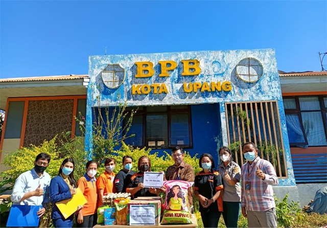 VP Area Head Bank Mandiri Kupang Hermawan Handoyo Widodo (empat kanan) menyerahkan secara simbolis bantuan kemanusiaan Bank Mandiri kepada Kepala Badan Penanggulangan Bencana Daerah (BPBD) Maxi Didok (tengah) di kantor BPBD Kupang, NTT, Selasa (6/4) untuk - Image