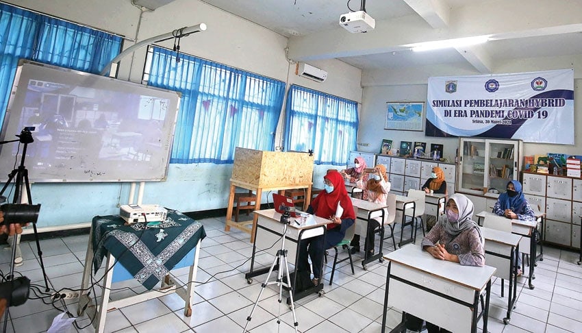 PTM TERBATAS: guru dan wali murid mengikuti simulasi sekolah tatap muka dan daring di SMPN 255, Jakarta Timur, akhir Maret 2021. - Image