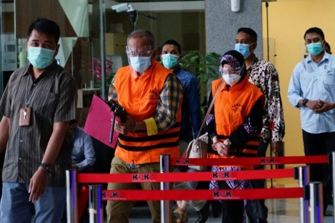 Tersangka Anggota DPRD Jabar Ade Barkah Surahman dan Siti Aisyah Tuti Handayani di Gedung KPK, Jakarta, Kamis (15/4). Humas KPK/Antara - Image