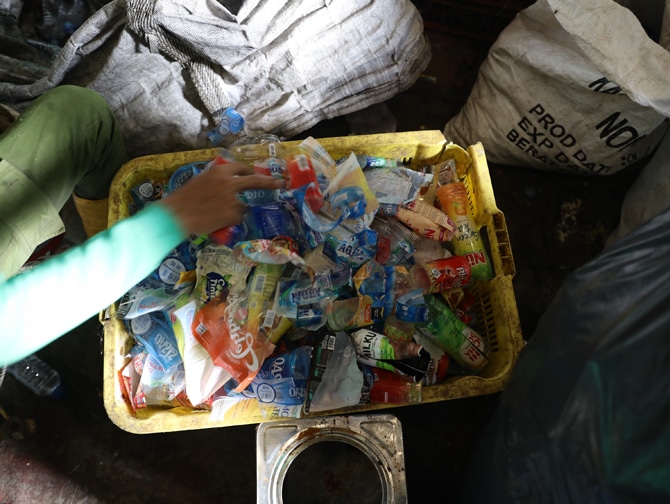 Petugas mengurai sampah di Dipo pembuangan Sampah di Kawasan Tebet Timur Raya, Jakarta, Kamis (22/4/2021). Proses daur ulang sampah plastik yang meliputi kegiatan pengumpulan sampah, penyortiran, pembersihan dan pencacahan menjadi biji plastik tersebut me - Image