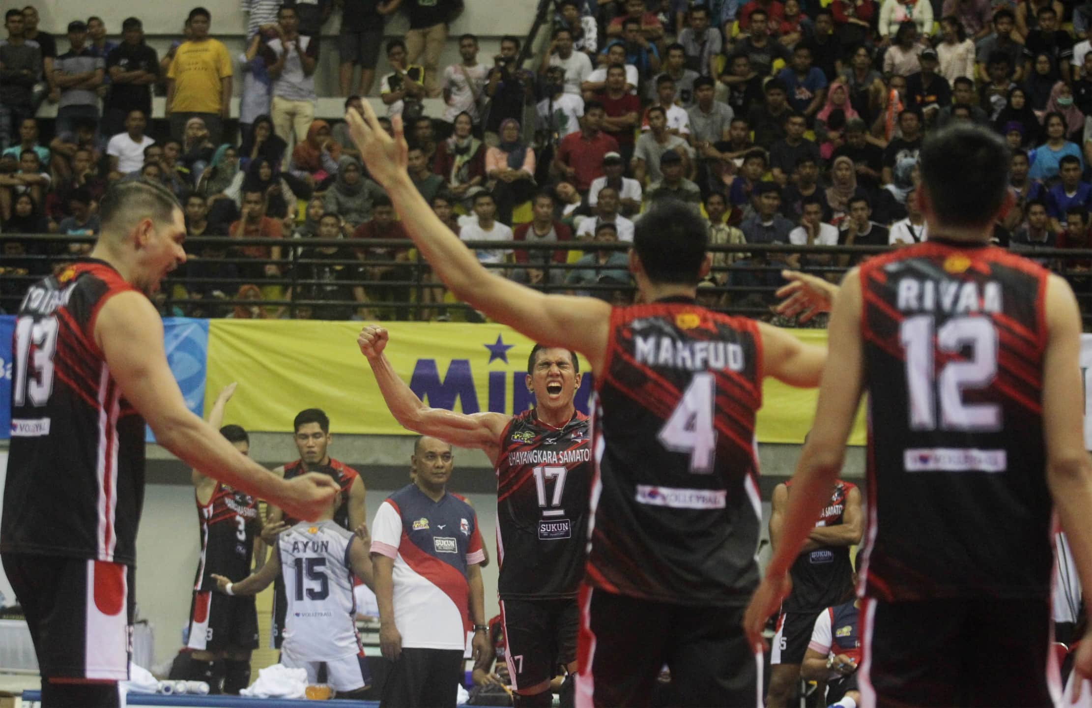 Pemain tim voli putra Surabaya Bahayangkara Samator Rendy Tamamilang bersama rekan-rekannya merayakan keberhasilan mereka menjadi juara Proliga 2019, di GOR Among Rogo, Jogjakarta, Minggu (24/2). Tim voli putra Surabaya Bhayangka Samator mempertahankan ge - Image