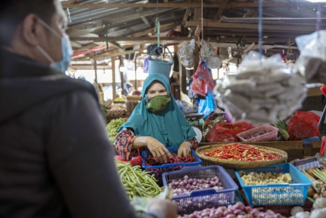Salah satu pedagang pasar tradisional di Pasar Pusat Hamadi, Jayapura. Digitalisasi harus bersifat inklusif dan bisa menjangkau seluruh lapisan masyarakat, termasuk pedagang pasar. (Grab) - Image