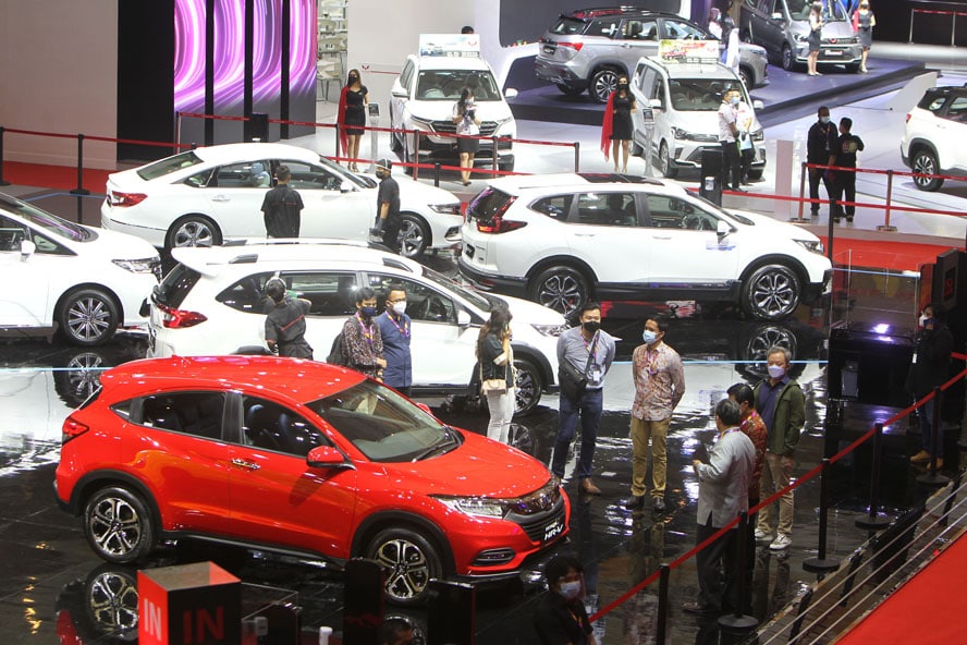 Suasana hari pertama pembukaan IIMS Hybrid 2021 di JiExpo Kemayoran Jakarta, Kamis (15/4/2021). Pameran otomotif Indonesia International Motor Show (IIMS) Hybrid 2021 yang berlangsung pada 15-25 April itu digelar melalui cara kunjungan langsung namun deng - Image