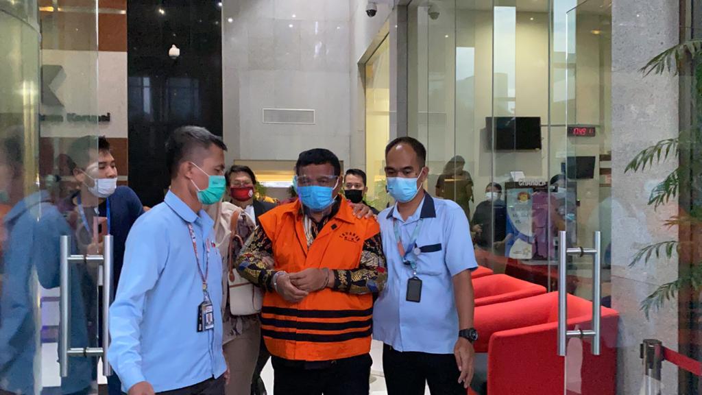 KPK tahan pemilik PT Jagat Dir Gantara (JGD) sekaligus CV Sentral Sayuran Garden City Lembang (SSGCL), M. Totoh Gunawan (MTG) di Rumah Tahanan (Rutan) KPK Cabang Pomdam Jaya Guntur, Jakarta Selatan, Kamis (1/4). (Ridwan/JawaPos.com) - Image