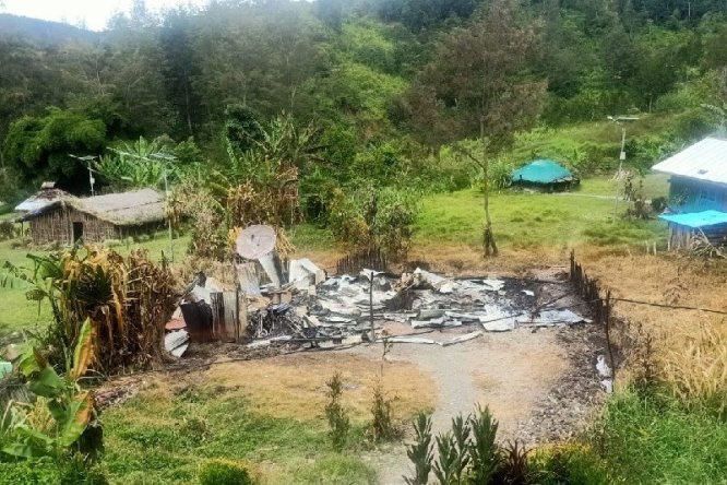 Salah satu rumah warga yang dibakar di Beoga, Kabupaten Puncak, Sabtu (17/4). Antara - Image