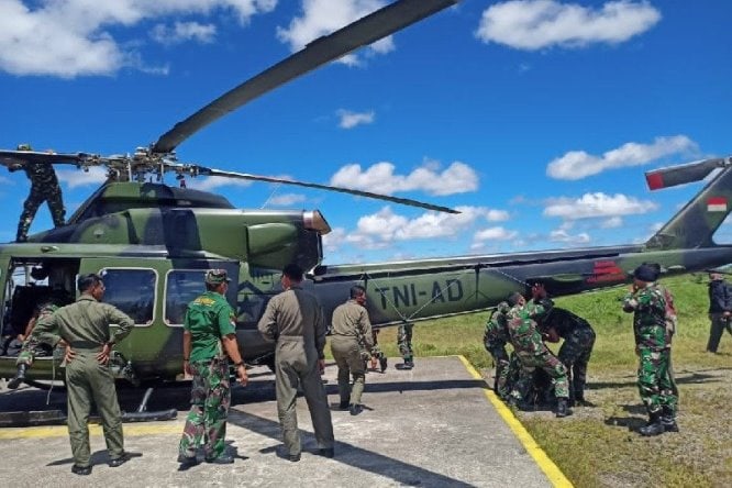 Tim teknisi di Timika memperbaiki helikopter milik TNI AD yang tertembak, Selasa (27/4) saat mengevakuasi korban kontak senjata di Kabupaten Puncak. Antara - Image