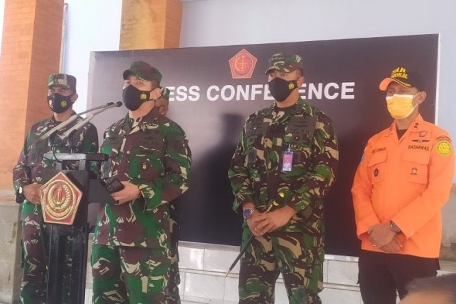 Kapuspen TNI Mayor Jenderal TNI Achmad Riad saat konferensi pers di Base Ops Lanud Ngurah Rai, Bali. Ayu Khania Pranisitha/Antara - Image