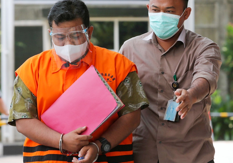 Wali Kota Tanjung Balai M Syahrial tiba di Gedung Merah Putih KPK, Jakarta, Senin (26/4/2021). Syahrial diperiksa perdana usai KPK menetapkan M Syahrial sebagai tersangka dalam kasus dugaan tindak pidana korupsi penerimaan hadiah atau janji oleh penyeleng - Image