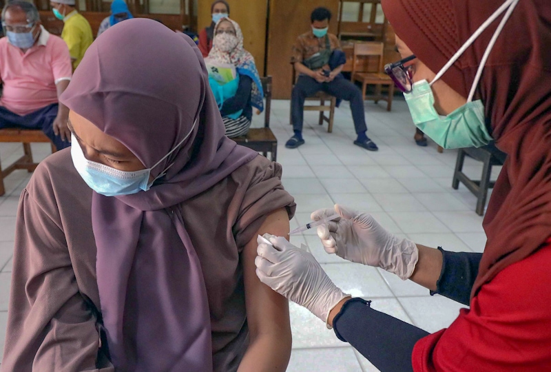 Petugas kesehatan menyuntikkan vaksin COVID-19 kepada Guru di SMPN 270, Kelapa Gading, Jakarta, Selasa (6/4/2021). Sebelum proses Ujicoba tatap muka sekolah, ditargetkan 8.693 tenaga pendidik menerima vaksinasi Covid-19. FOTO : FEDRIK TARIGAN/ JAWA POS - Image