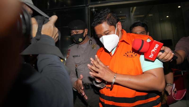 Penyidik KPK Stepanus Robin Pattuju saat masuk ke mobil Tahanan KPK usai menjalani pemeriksaan di gedung KPK Jakarta dan ditetapkan sebagai Tersangka, Kamis (22/4/2021). Penyidik KPK dari Polisi ini tersangkut kasus suap 1,3 Miliar terkait penanganan perk - Image