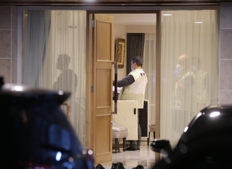 Tim penyidik KPK menggeledah Rumah Dinas Wakil Ketua DPR Azis Syamsuddin, di Jalan Denpasar, Jakarta, Rabu (28/4/2021). Penggeledahan ini terkait kasus suap yang melibat Walikota Tanjungbalai M.Syahrial terhadap penyidik KPK Stepanus Robin Pattuju sebesar - Image