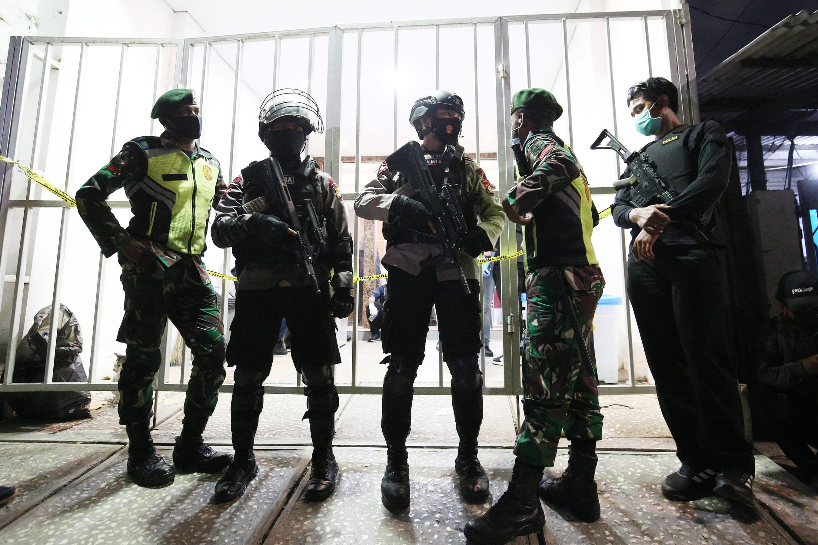 Para personel Densus 88 Antiteror Polri tangkap dua tersangka terorisme yang diduga Ingin gagalkan Pemilu 2024 - Image