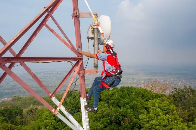 Ilustrasi perawatan Tower Telekomunikasi untuk menghindari gangguan jaringan komunikasi - Image