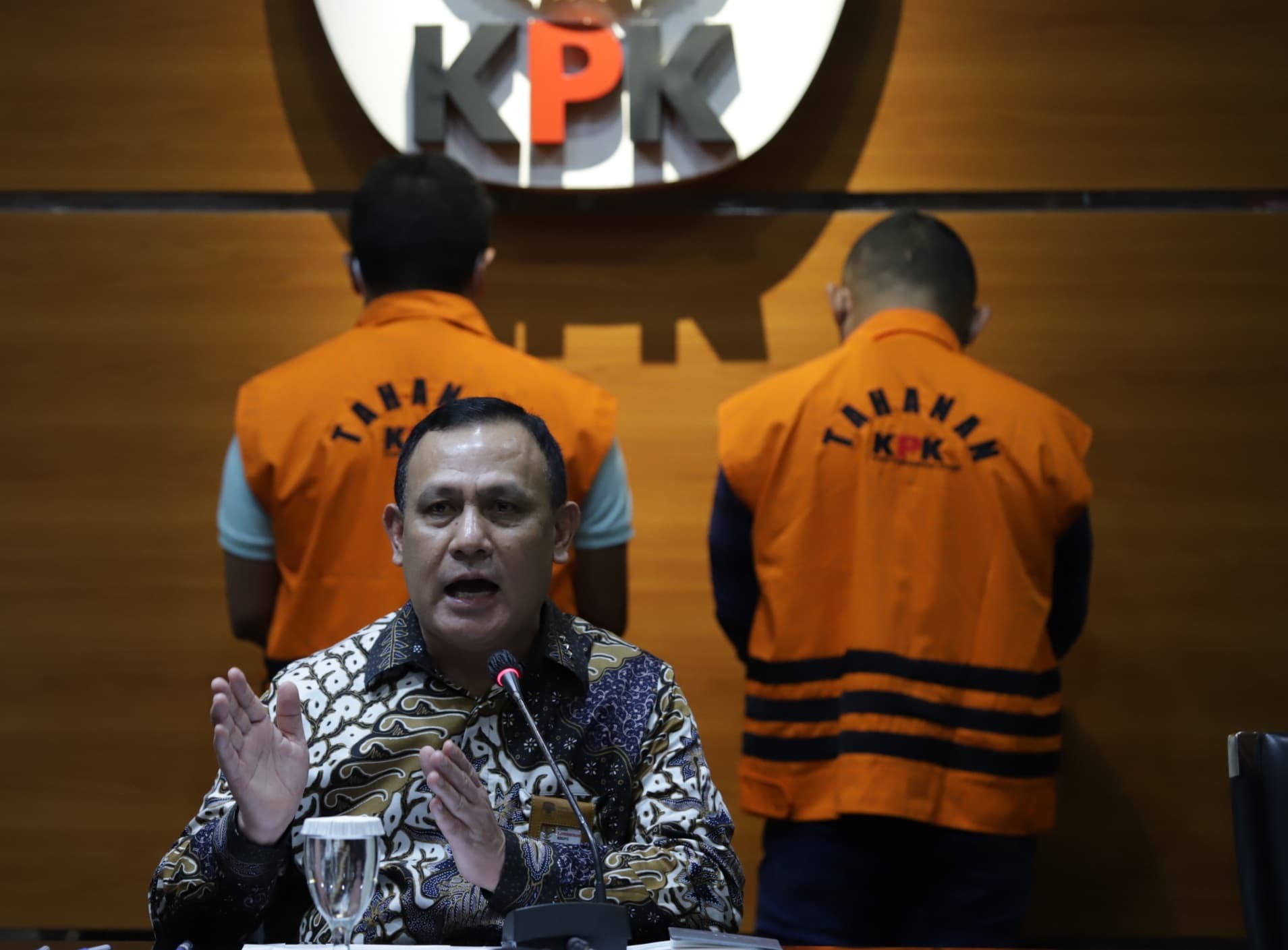 Ketua KPK Firli Bahuri dalam jumpa pers di Gedung KPK, Jakarta, Kamis (22/4/2021). Komisi Pemberantasan Korupsi (KPK) menetapkan oknum penyidik berinisial SRP sebagai tersangka terkait penerimaan hadiah atau janji dari penyelenggara negara soal penanganan - Image