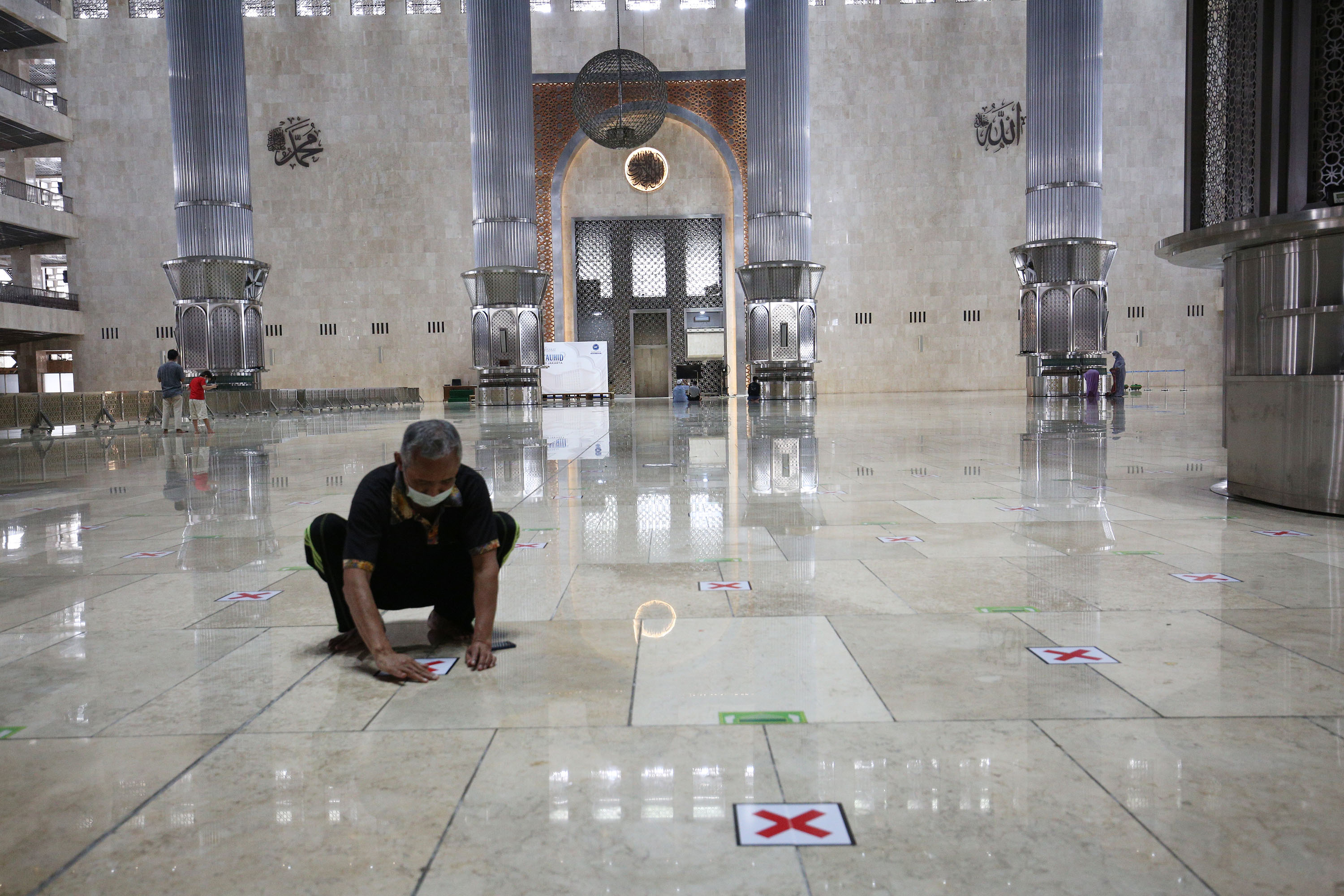 Petugas mengecek tanda pembatas jarak antarjemaah di Masjid Istiqlal, Jakarta, Sabtu (10/4/2021). Masjid Istiqlal akan dibuka saat bulan Ramadan dengan penerapan protokol kesehatan dan pembatasan jemaah sebanyak dua ribu jemaah. Namun mereka tidak mengada - Image
