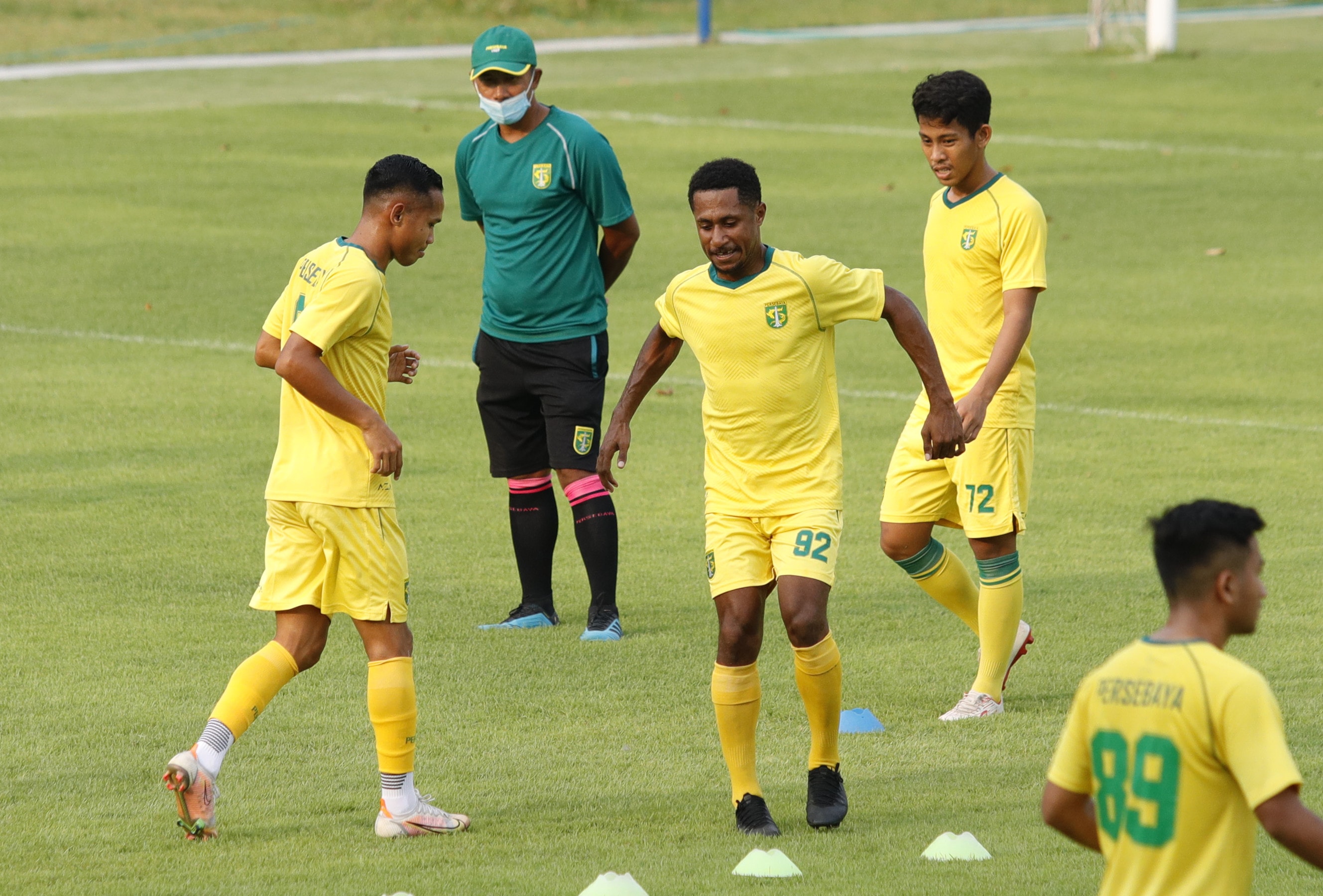 Daud Yafeth Kareth (tengah) menjalani sesi latihan bersama Persebaya di Stadion Gelora Sepuluh November, Surabaya, kemarin (28/4). FOTO: Angger Bondan/Jawa Pos - Image