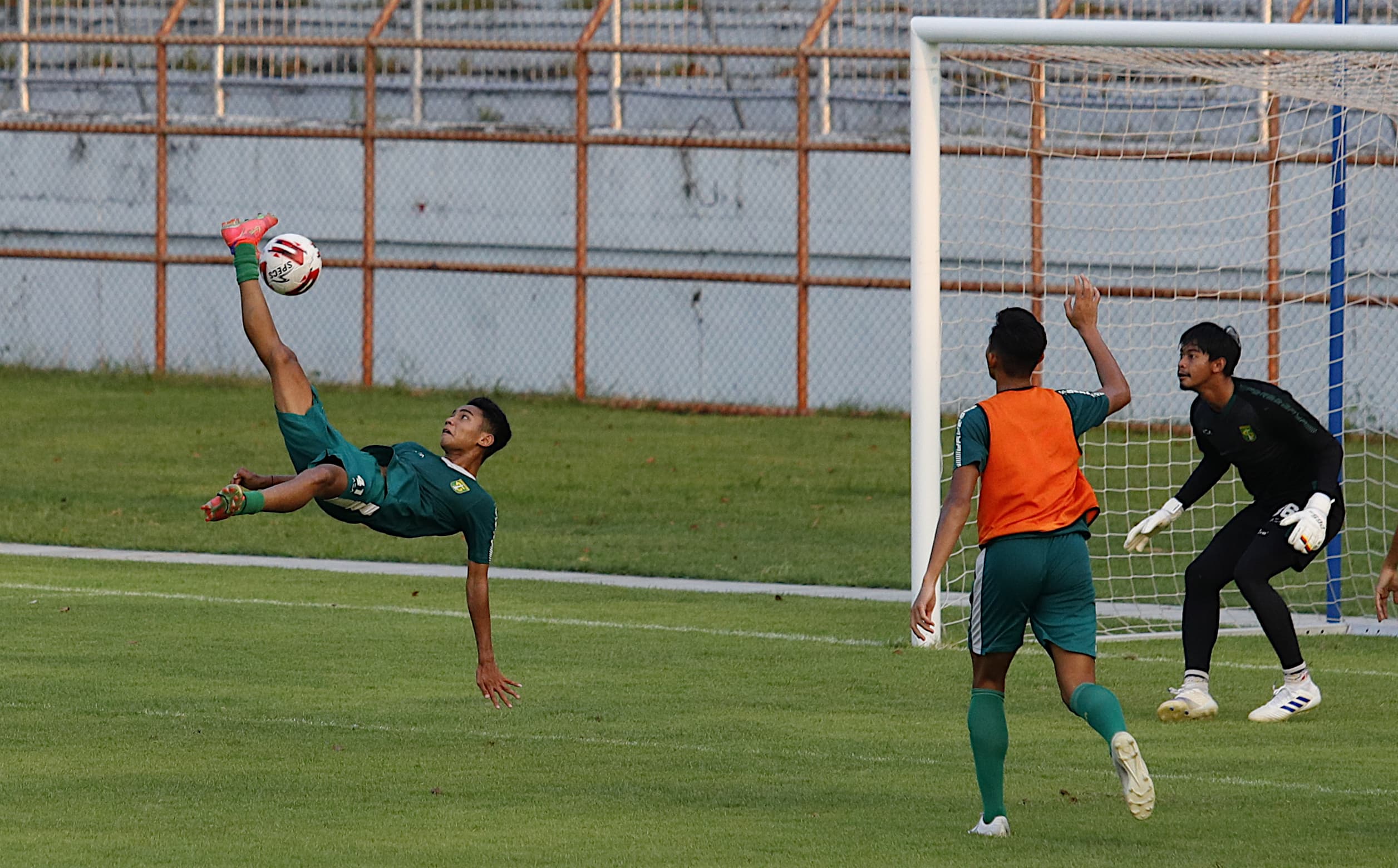 Marselino Ferdinan (kiri), pemain Persebaya melepaskan tendangan salto saat sesi games di Stadion Gelora Sepuluh November, Surabaya, kemarin (27/4). FOTO: Angger Bondan/Jawa Pos - Image