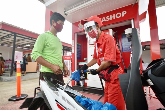 Ilustrasi petugas SPBU yang dikelo Mitra Kerja Pertamina tengah melayani pelanggan. - Image