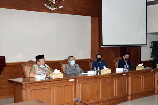 PT Pertamina (Persero) melaksanakan sosialsiasi tahapan pemulangan warga terdampak ke pemukiman masing-masing setelah berhasil memadamkan api yang membakar tangki area T-301 Kilang Pertamina Balongan. (Dok. Pertamina) - Image