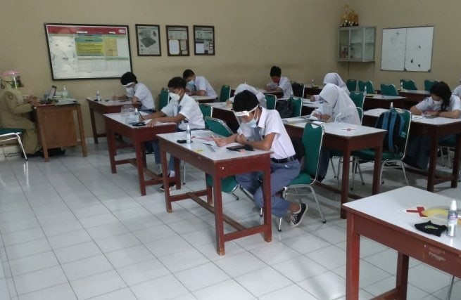 Pelaksanaan uji coba PTM di SMAN 1 Surakarta. - Image