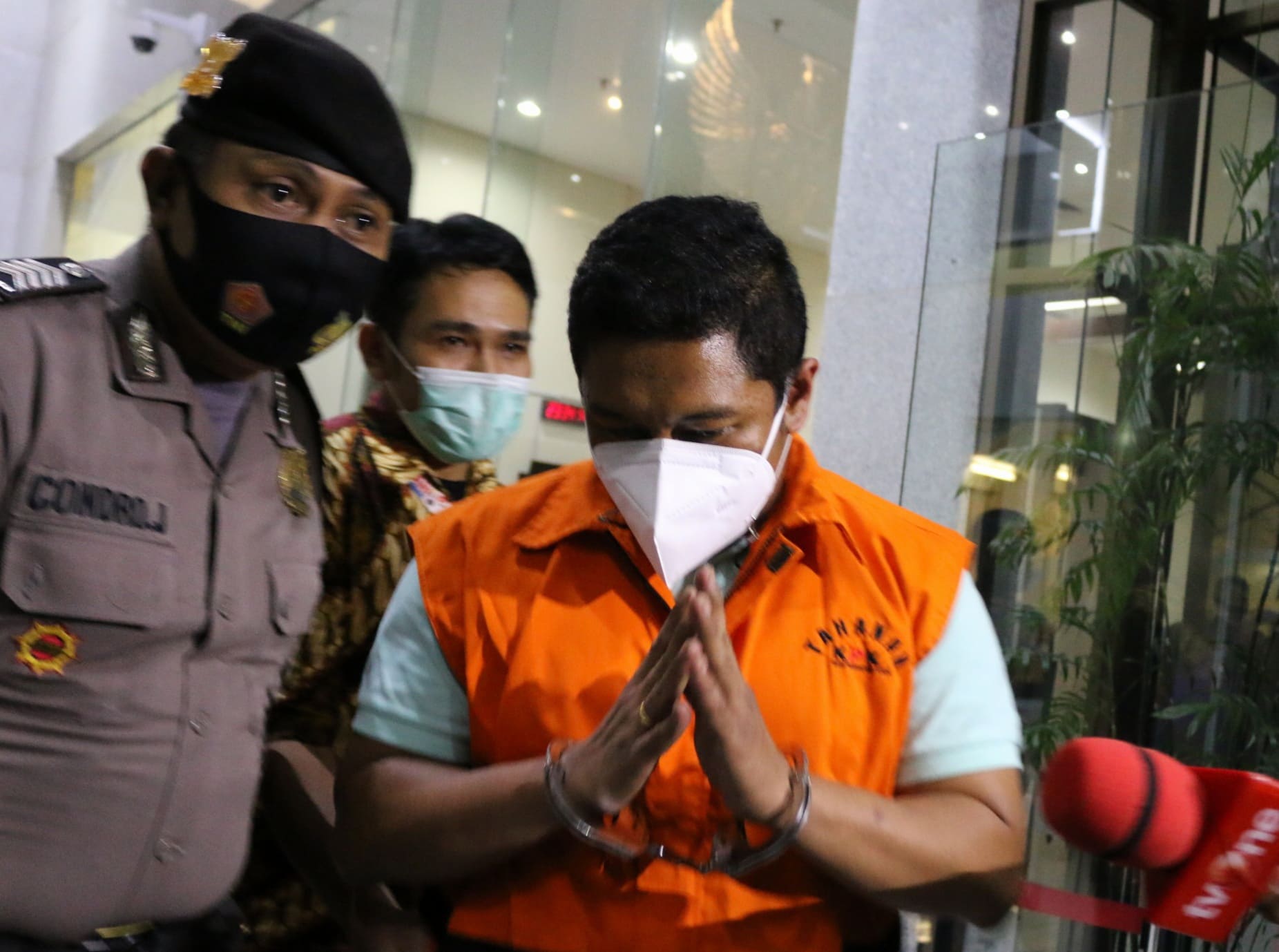 Penyidik KPK berinisial SPR ditetapkan sebagai tersangka dalam jumpa pers di Gedung KPK, Jakarta, Kamis (22/4/2021). Komisi Pemberantasan Korupsi (KPK) menetapkan oknum penyidik berinisial SRP sebagai tersangka terkait penerimaan hadiah atau janji dari pe - Image