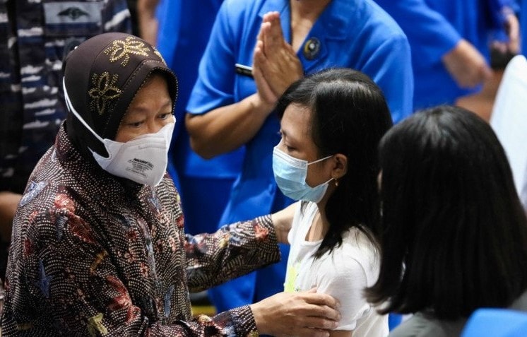 MENGUATKAN: Mensos Tri Rismaharini menyapa keluarga awak KRI Nanggala- 402 di Markas Koarmada II Surabaya, Minggu (25/4/2021). (ANTARA/Didik Suhartono) - Image