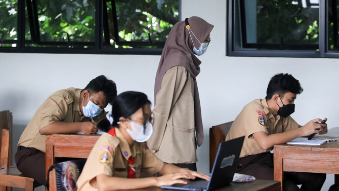 Suasana uji coba pembelajaraan di SMKN 6 Jakarta, Rabu (7/4/2021). Pemprov DKI melakukan uji coba pembelajaran tatap muka di 100 sekolah mulai 7 hingga 29 April 2021 dan untuk mencegah penularan COVID-19, waktu kegiatan belajar mengajar akan dibatasi hany - Image