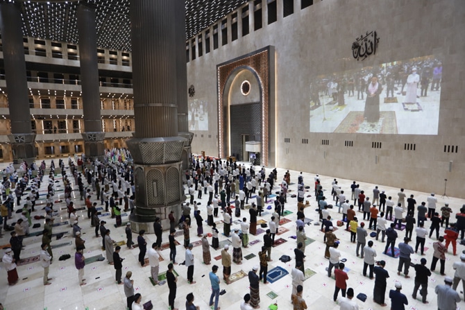Umat muslim menjalankan ibadah Shalat Tarawih di Masjid Istiqlal, Jakarta, Senin (12/04/2021) malam. Pemerintah menetapkan awal puasa atau 1 Ramadhan 1442 Hijriah jatuh pada Selasa, 13 April 2021 berdasarkan keputusan bulat dari berbagai ormas islam hingg - Image