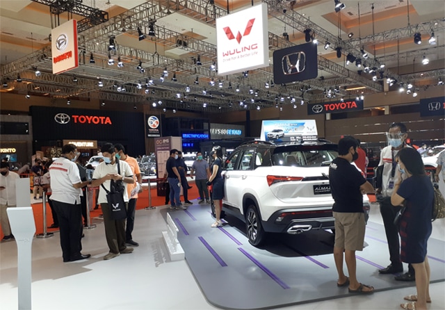 Caption: Wuling Motors di pameran IIMS Hybrid 2021, JIExpo Kemayoran, Jakarta, Jumat (16/4). - Image