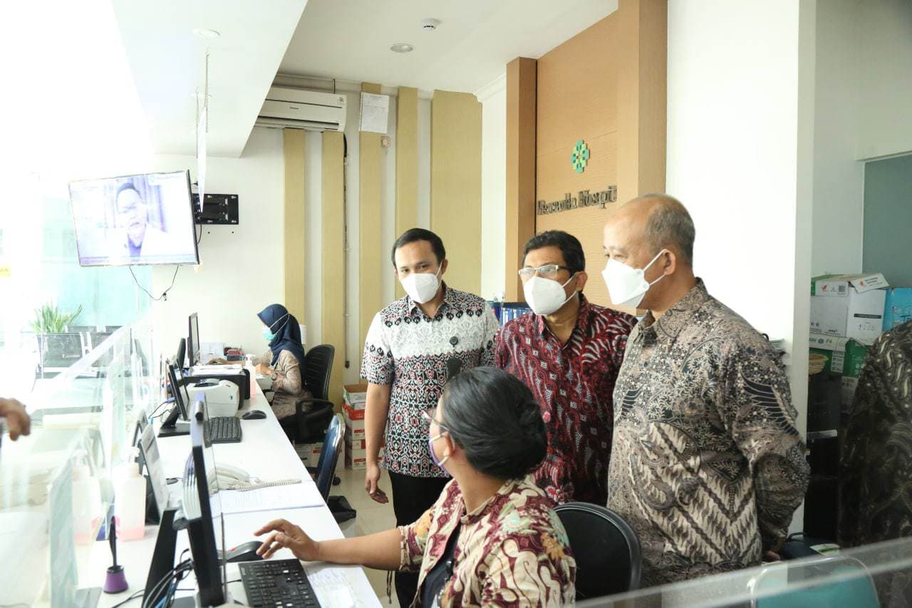 Dirut BPJS Kesehatan Ali Ghufron Mukti meninjau pelayanan di Persada Hospital, Kota Malang, Sabtu (10/4). (BPJS KESEHATAN FOR JAWAPOS.COM) - Image