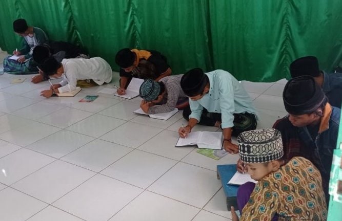 Sejumlah pondok pesantren tradisional di Kabupaten Lebak, Banten, khusus mengkaji kitab gundul selama Ramadan. Antara - Image
