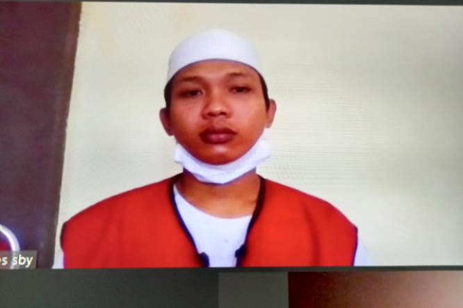 Endik Setiawan menjalani sidang secara virtual di Pengadilan Negeri Surabaya. Adil Adam Irsyadi/JawaPos.com - Image