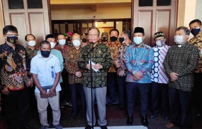 Menkopolhukam Mahfud MD (tengah). Darwin Fatir/Antara - Image