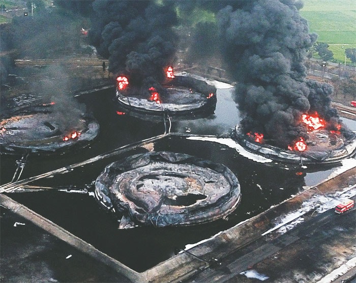 UPAYA KERAS: Foto udara suasana kebakaran tangki minyak milik Pertamina RU VI Balongan, Indramayu, kemarin. (SALMAN TOYIBI/JAWA POS) - Image