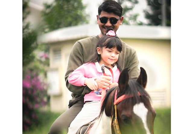 BARENG PAPA: Adegan saat Al dan Reyna menunggang kuda ketika berlibur ke Puncak. Bagi Arya Saloka, tidak sulit untuk jatuh hati pada si imut Fera Shakila, pemeran Reyna. (Instagram AbuDheryPastrana) - Image