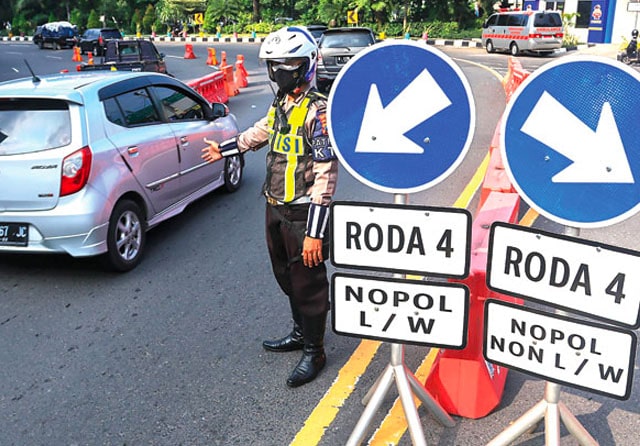 CEK PERSIAPAN: Jalur masuk Surabaya dipisahkan antara yang bernopol Surabaya dan bukan untuk memudahkan penyekatan. (Dimas Maulana/Jawa Pos) - Image