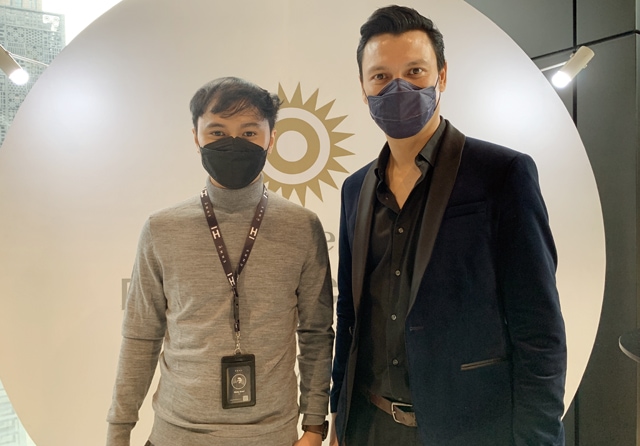 CEO HMNS Parfume Rizky Arief bersama artis Christian Sugiono luncurkan parfum The Perfection./ Abdul Rahman - Image